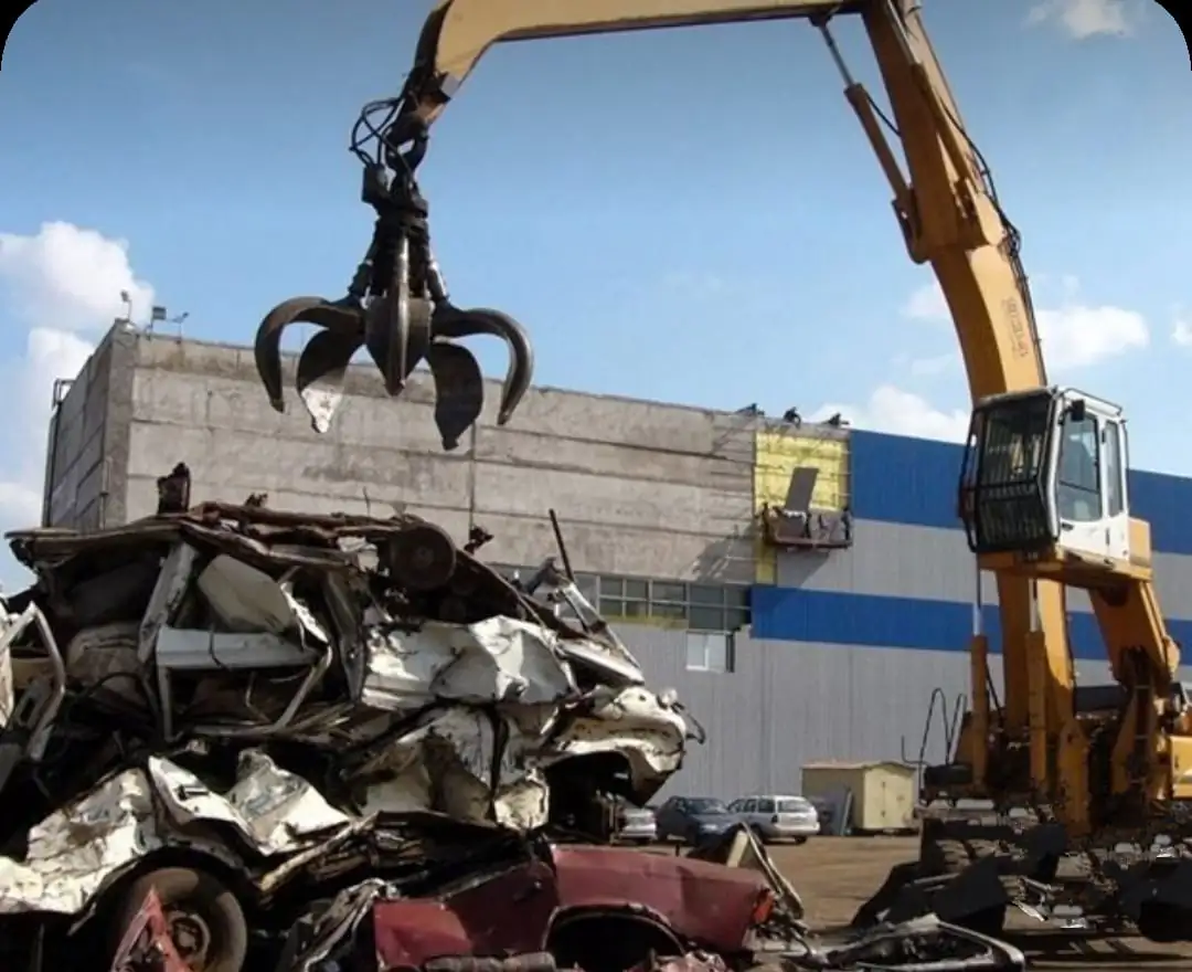 İş makinesiyle yürütülen yapı söküm çalışması