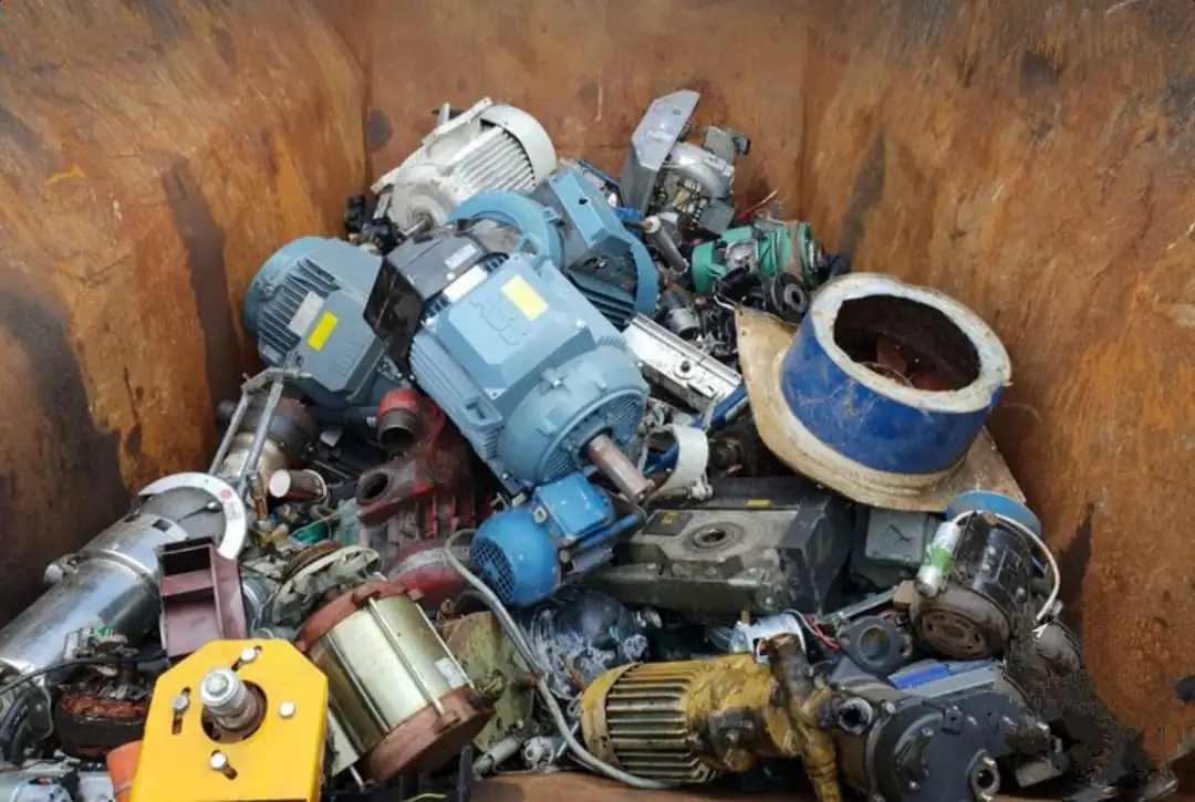 Hurdaya ayrılmış elektrik motorları ve elektromekanik parçalar