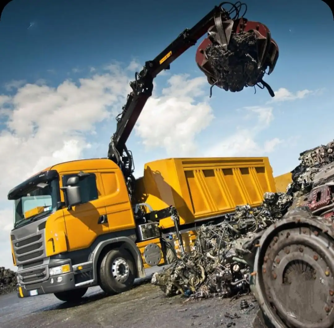Vinçli araçla hurda metal yükleme çalışması